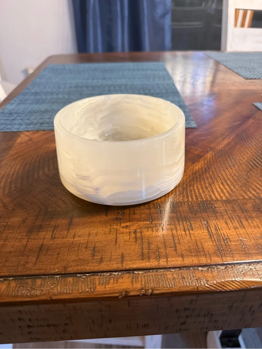 Agate-Pattern onyx Pet Water Bowl in Cream/White 3 in tall 5.5 in diameter